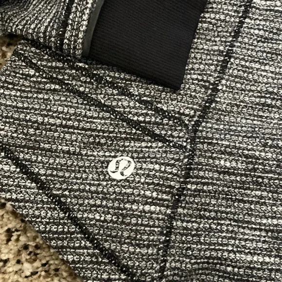 Lululemon pullover black/white size 8 - Picture 8 of 9